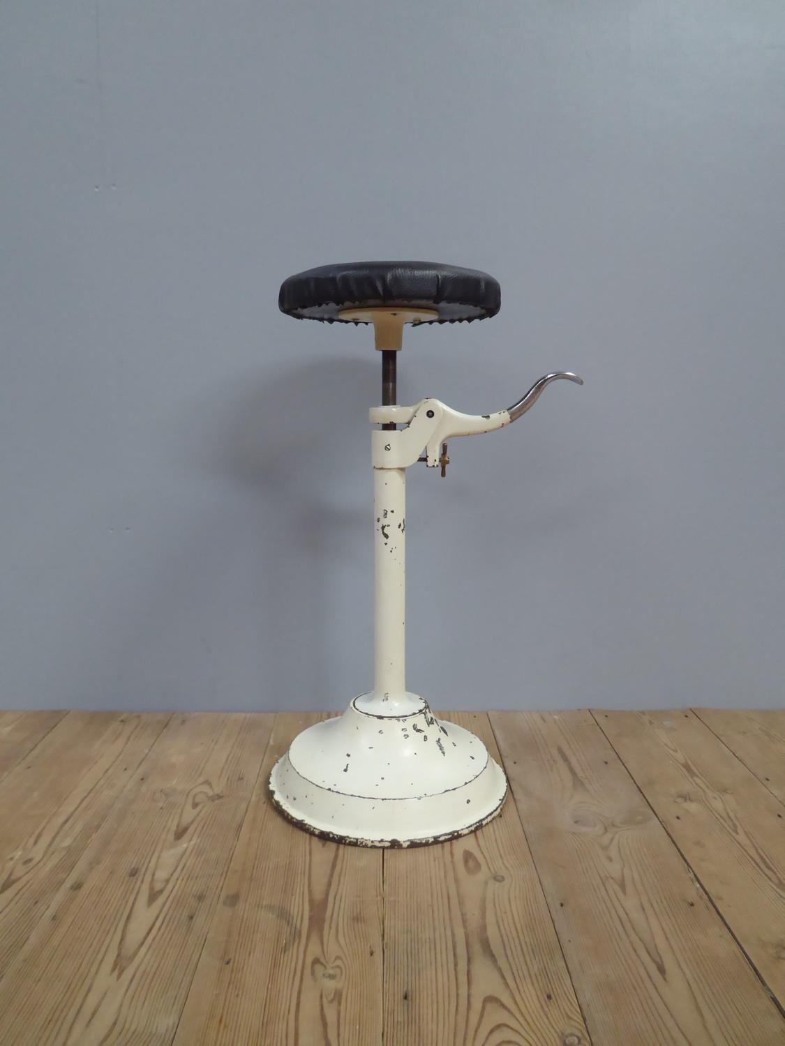 Articulated Dentist Stool