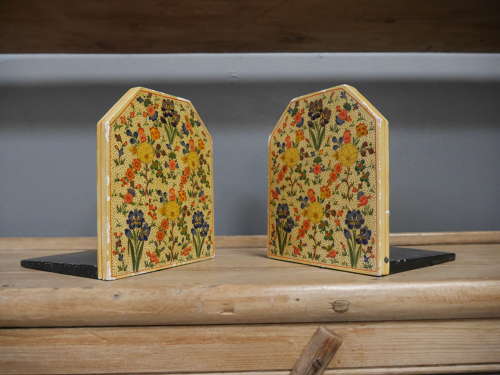 Kashmiri Book Ends